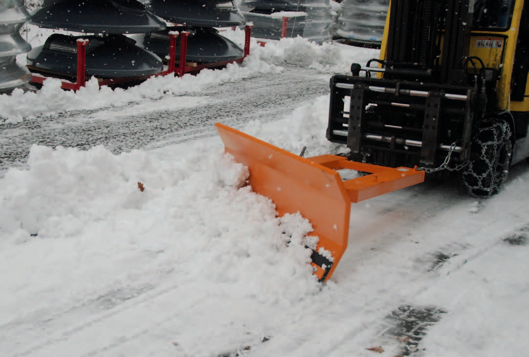 Snöblad SCH-L plogar snö med gaffeltruck