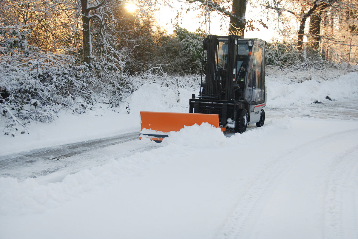 Snöblad SCH-G monterat på gaffeltruck och används för att ploga snö