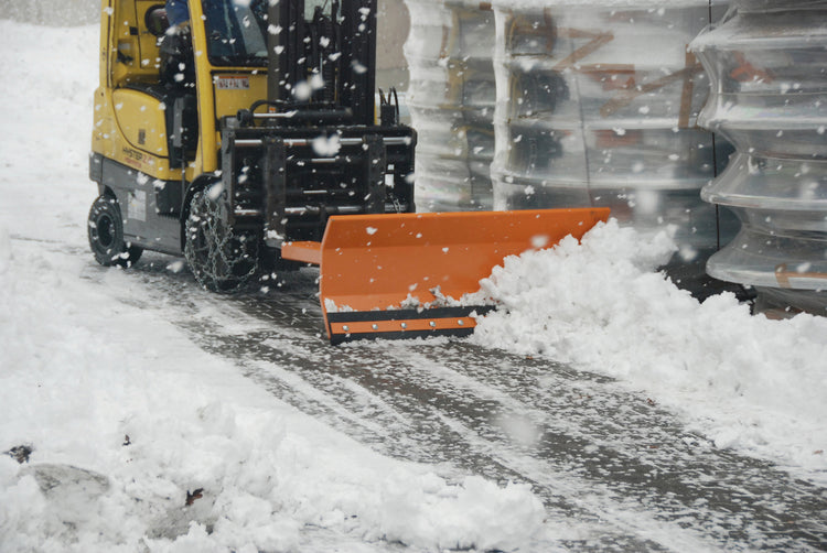 Snöblad SCH-L monterat på gaffeltruck vid plogning i snöfall