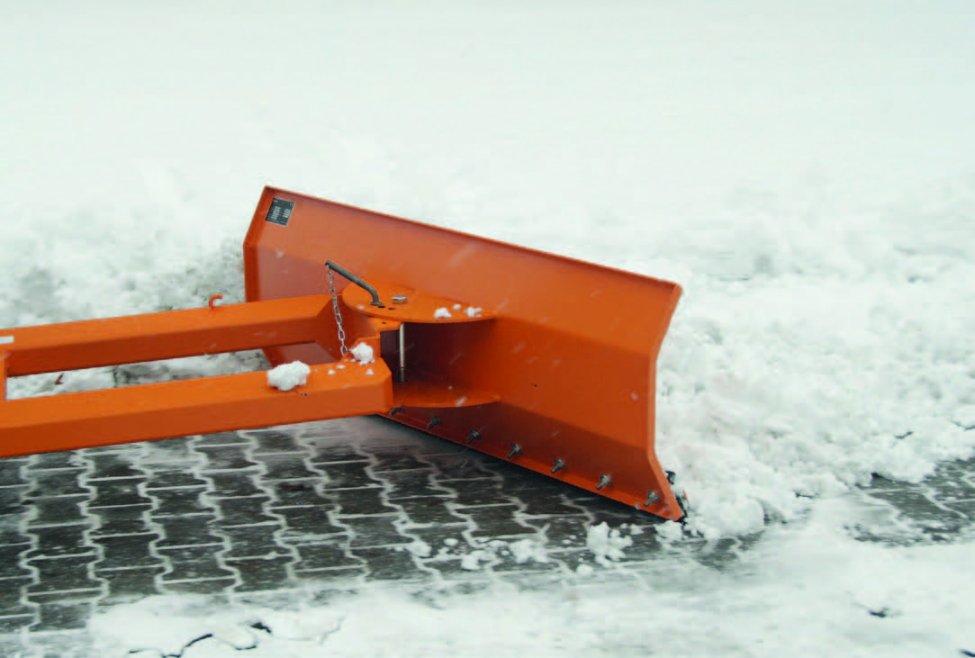 Snöblad SCH-L plogar snö och visas bakifrån