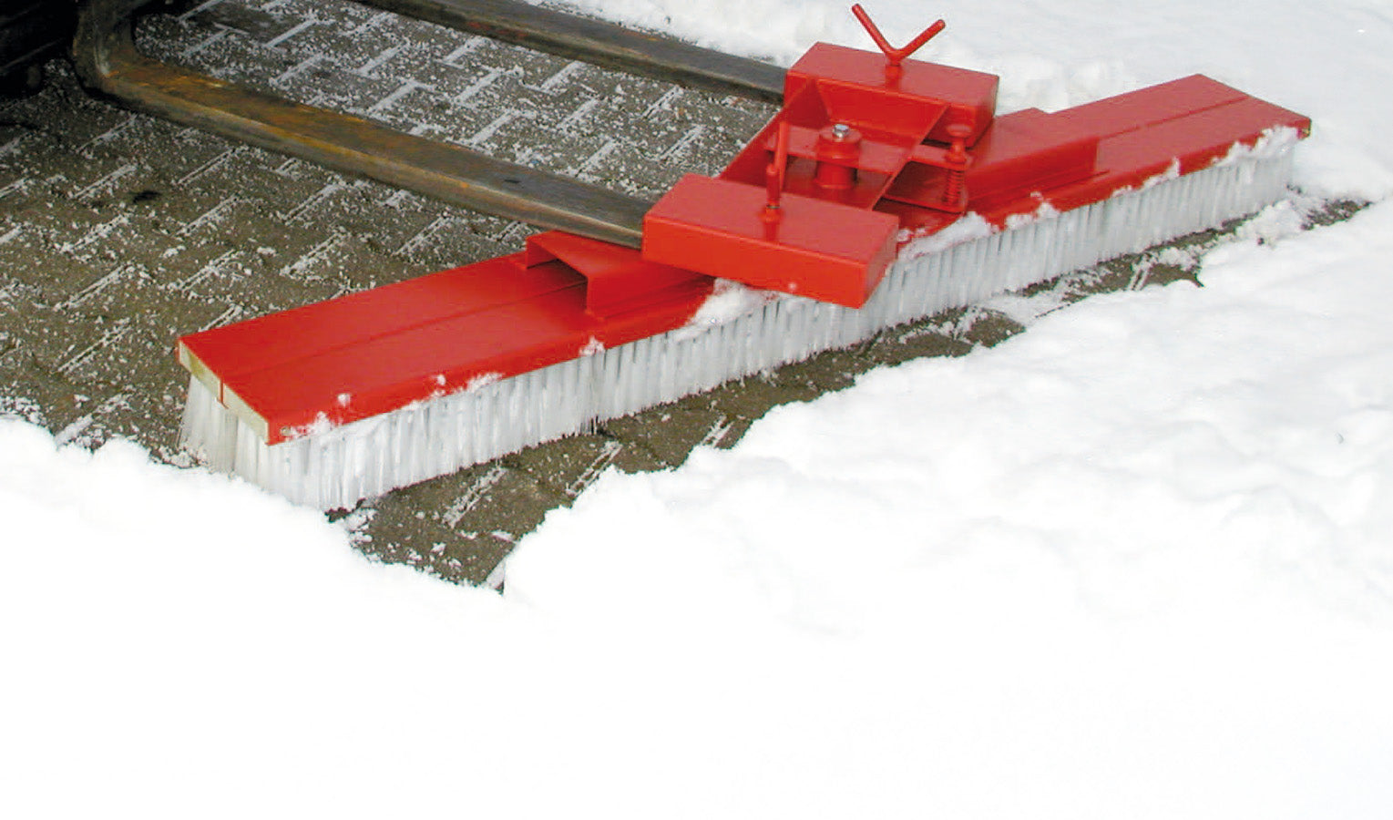 Sopborste SKB sopar sno monterad pa gaffeltruck 