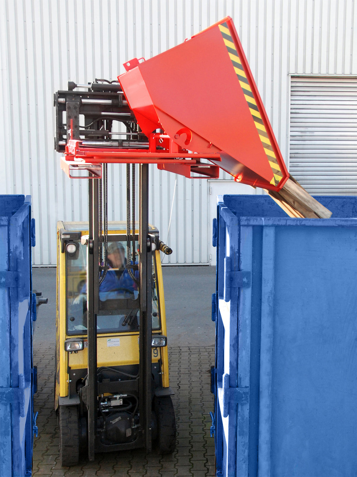 Tippcontainer S3S som töms åt sidan från en gaffeltruck